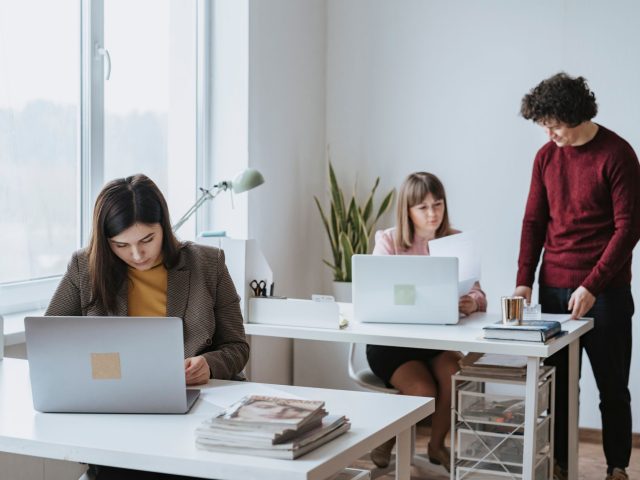 Comment des écouteurs à réduction de bruit peuvent-ils améliorer la concentration au travail ?